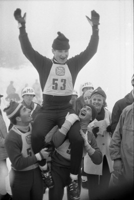 Bjørn Wirkola etter seieren i stor bakke under VM i Oslo 1966. Han bæres på gullstol av fjerdemann Jiri Raska fra Tsjekkoslovakia (til venstre) og tredjemann Kjell Sjöberg fra Sverige. (Foto: Riksarkivet / Billedbladet NÅ / van Deurs)