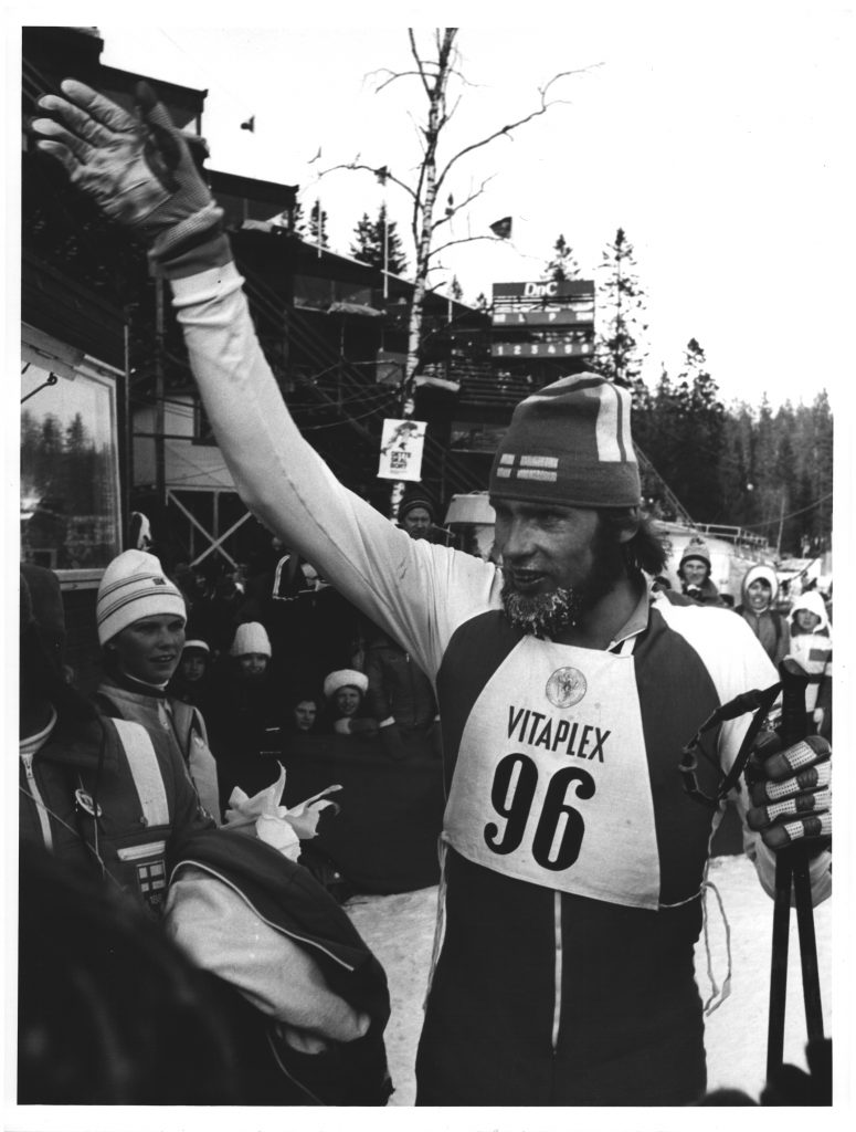 Bilde av den finske skiløperen Juha Mieto, etter femmila i Holmenkollen i 1976.
