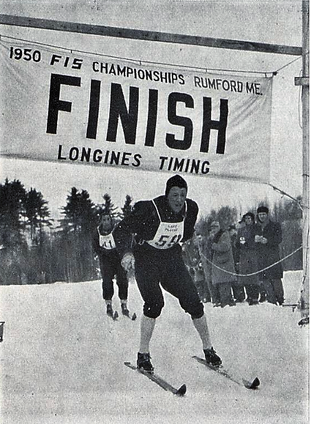 Bilde av langrennsløperen Arnljot Nyaas som passerer mål under VM i 1950.