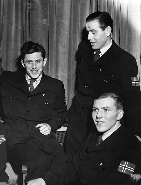 Bilde av skihopperne Petter Hugsted, Vidar Lindboe-Hansen og Hans Bjørnstad i forbindelse med ski-VM i 1950.