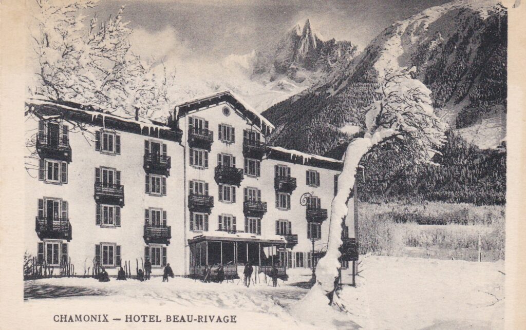 Postkort som viser Hotel Beau-Rivage i Chamonix i vinterlandskap.