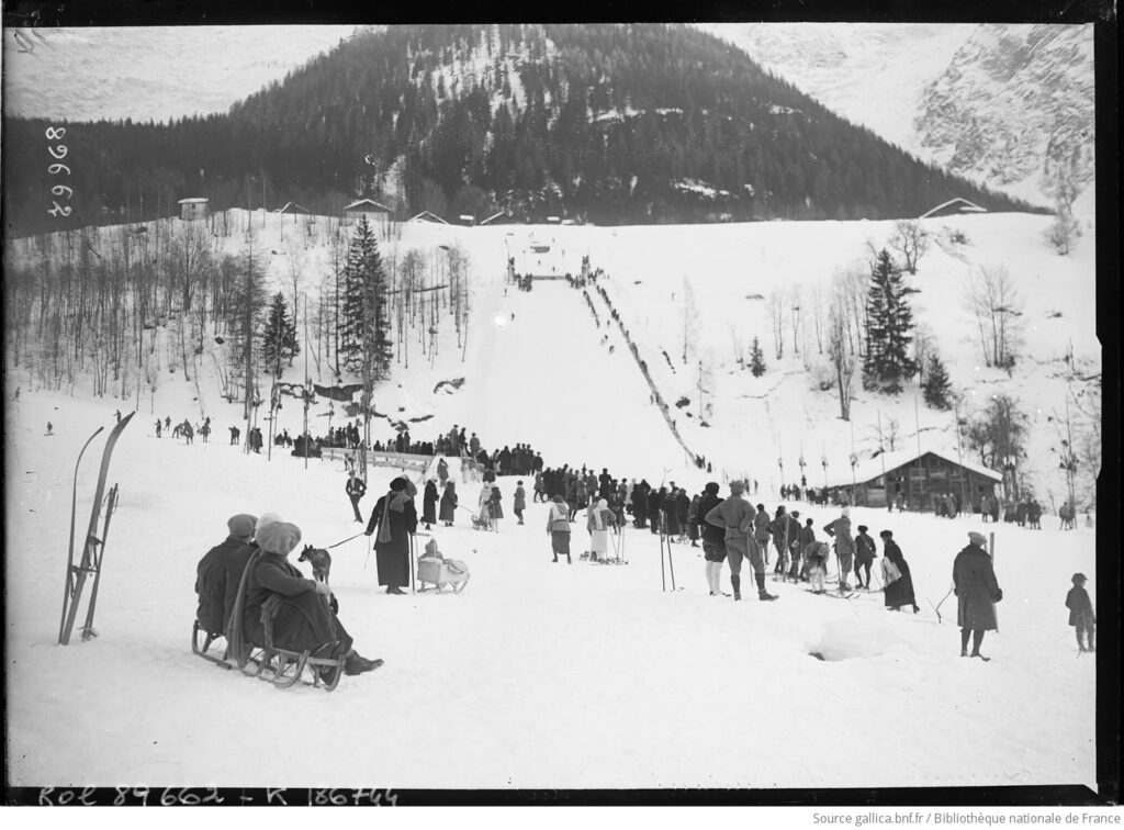 Bilde av hoppbakken som ble brukt under vintersportsuka i Chamonix i 1924.