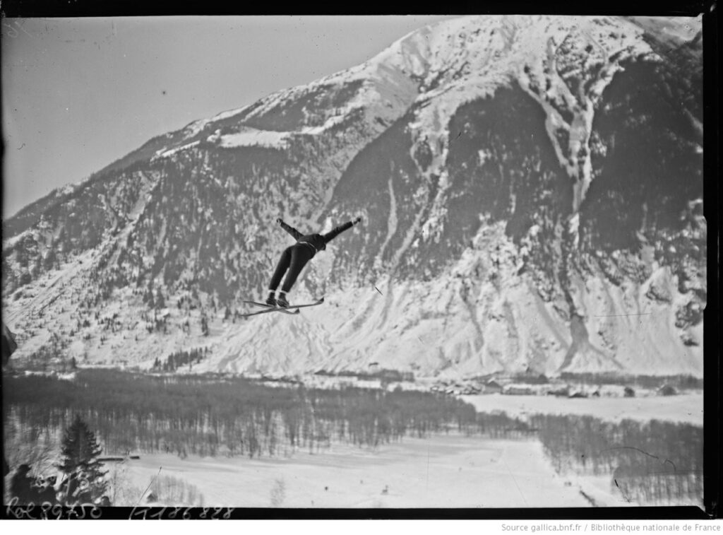 Bilde av skihopperen Narve Bonna i et litt uryddig svev i Chamonix i 1924.