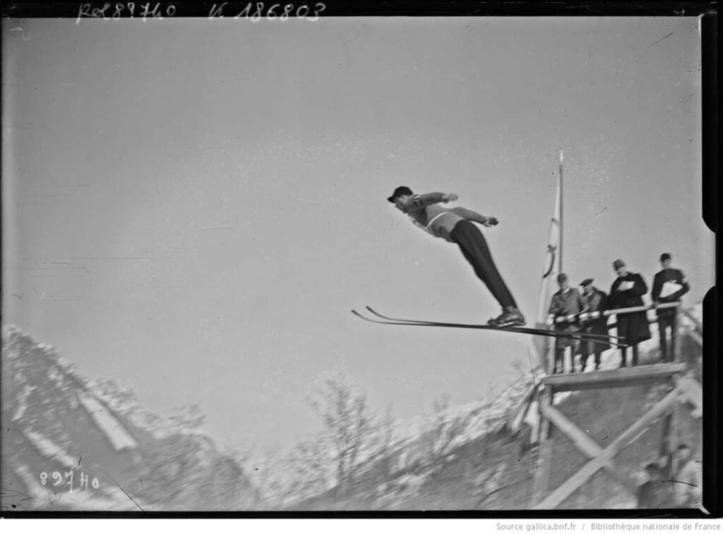 Bilde av skiløperen Thorleif Haug som hopper i Chamonix 1924